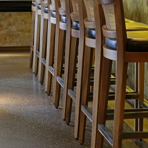 Krzesła w restauracji KUBU